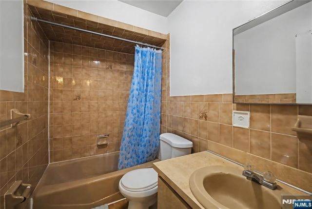 222 Roosevelt Street, Union City, NJ 07087