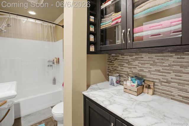 8749 Pacton Drive, Shelby Charter Township, MI 48317