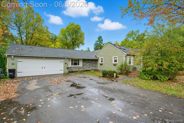 8749 Pacton Drive, Shelby Charter Township, MI 48317