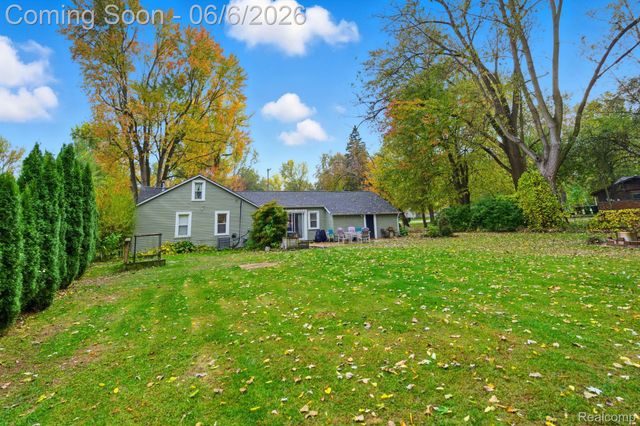 8749 Pacton Drive, Shelby Charter Township, MI 48317