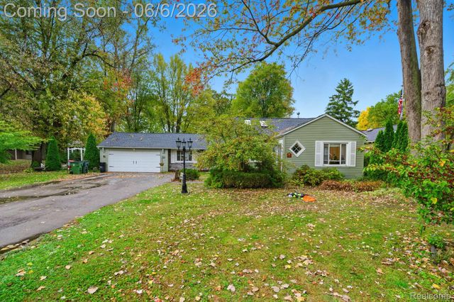 8749 Pacton Drive, Shelby Charter Township, MI 48317