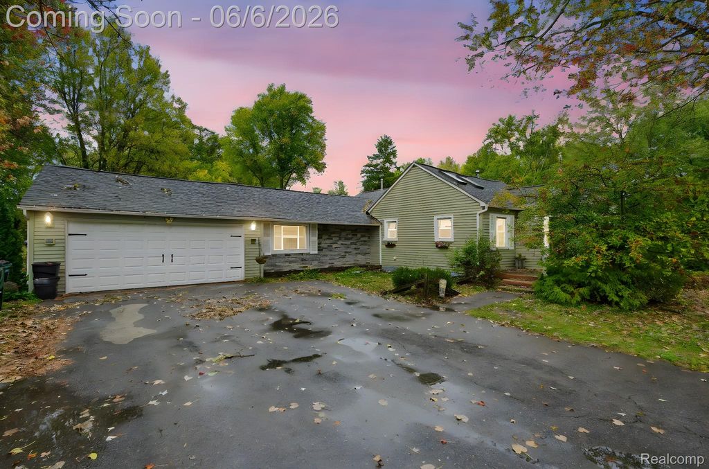 8749 Pacton Drive, Shelby Charter Township, MI 48317