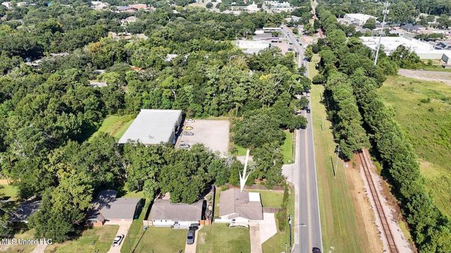 201 Walnut Drive, Ocean Springs, MS 39564