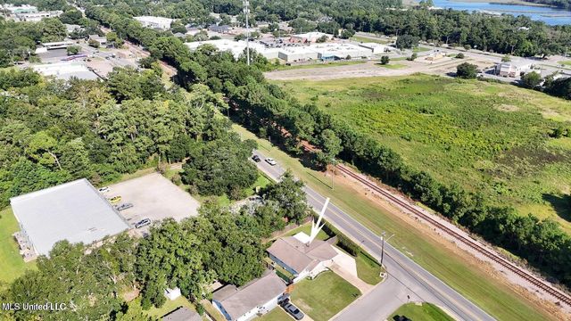 201 Walnut Drive, Ocean Springs, MS 39564