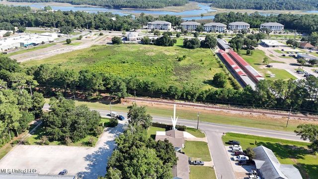 201 Walnut Drive, Ocean Springs, MS 39564