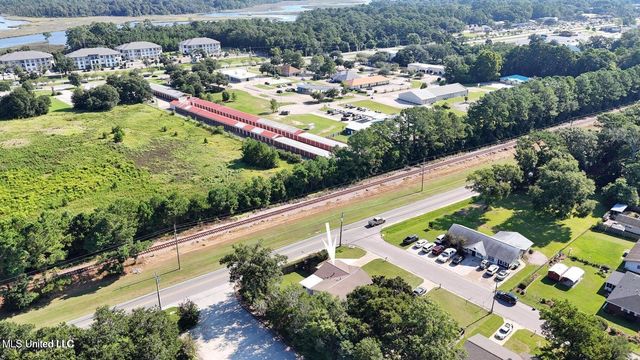 201 Walnut Drive, Ocean Springs, MS 39564