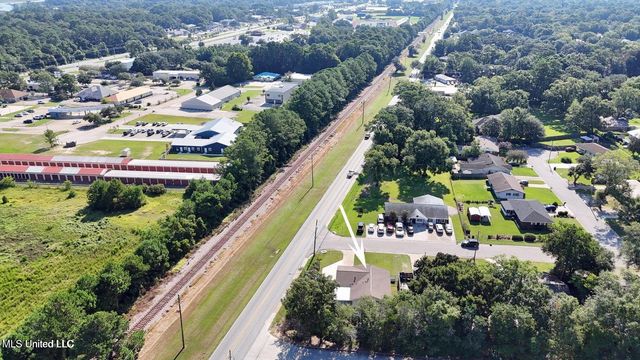 201 Walnut Drive, Ocean Springs, MS 39564