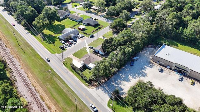 201 Walnut Drive, Ocean Springs, MS 39564