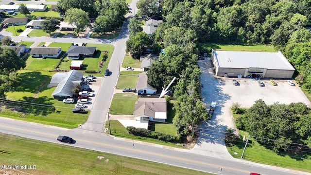 201 Walnut Drive, Ocean Springs, MS 39564