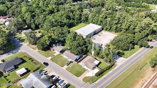 201 Walnut Drive, Ocean Springs, MS 39564