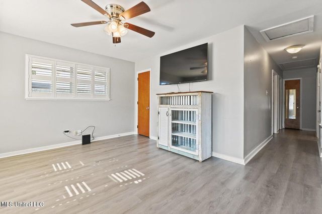 201 Walnut Drive, Ocean Springs, MS 39564