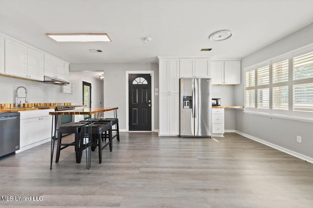 201 Walnut Drive, Ocean Springs, MS 39564