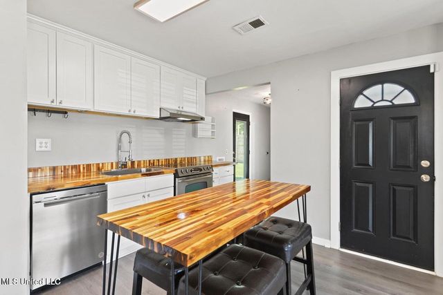 201 Walnut Drive, Ocean Springs, MS 39564