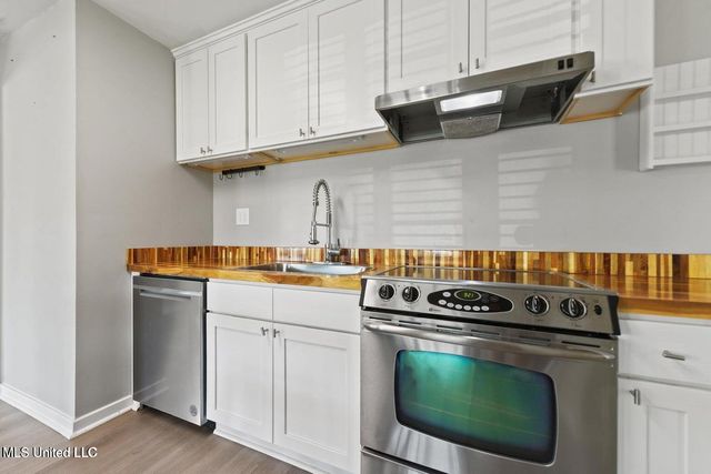 201 Walnut Drive, Ocean Springs, MS 39564