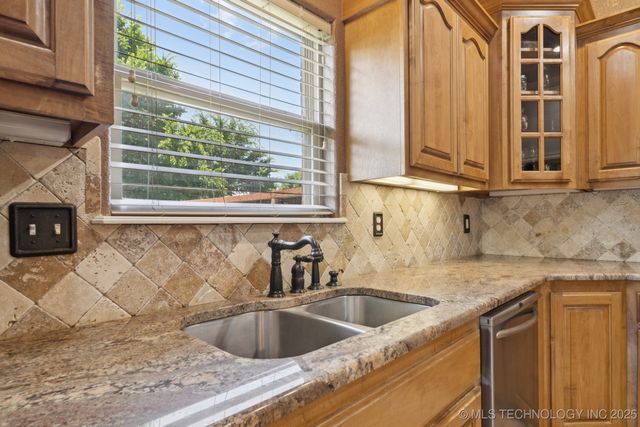 8483 N 68th East Avenue, Owasso, OK 74055