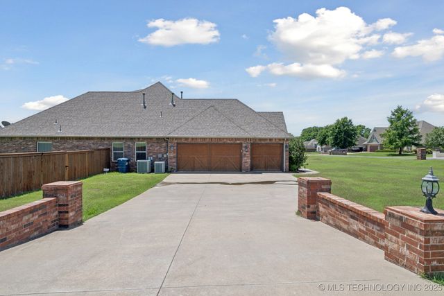 8483 N 68th East Avenue, Owasso, OK 74055