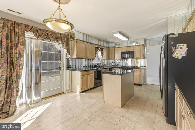 13 FOX HOLLOW LN, Sewell, NJ 08080