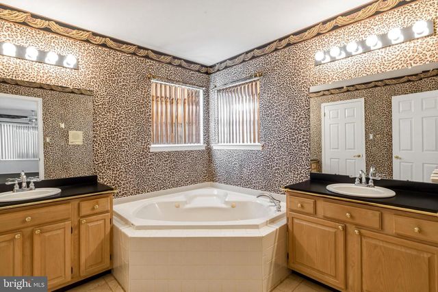 13 FOX HOLLOW LN, Sewell, NJ 08080