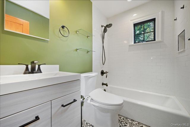 2 Cornwall Lane, Port Washington, NY 11050