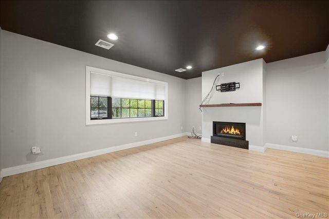 2 Cornwall Lane, Port Washington, NY 11050