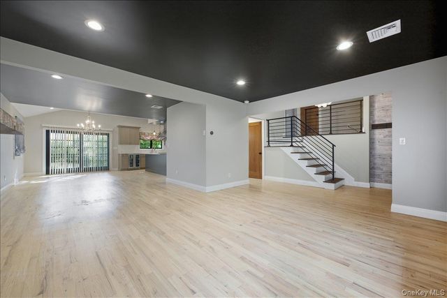 2 Cornwall Lane, Port Washington, NY 11050