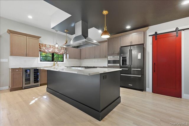2 Cornwall Lane, Port Washington, NY 11050