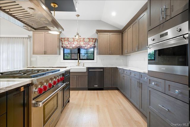 2 Cornwall Lane, Port Washington, NY 11050