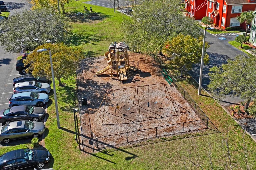 Image 42 of property listing at 9730 LAKE CHASE ISLAND WAY 9730, Tampa, FL 33626