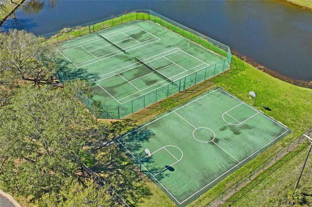 Image 43 of property listing at 9730 LAKE CHASE ISLAND WAY 9730, Tampa, FL 33626