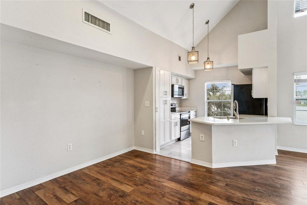 Image 6 of property listing at 9730 LAKE CHASE ISLAND WAY 9730, Tampa, FL 33626