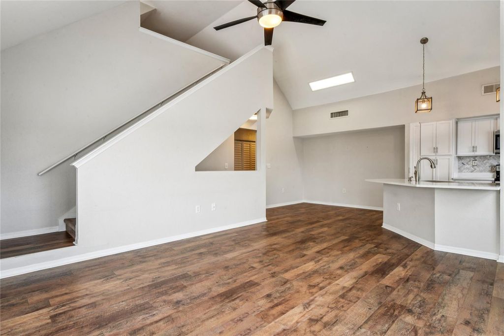 Image 7 of property listing at 9730 LAKE CHASE ISLAND WAY 9730, Tampa, FL 33626