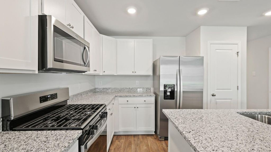 Image 15 of property listing at 904 Long Bluff Road, Summerville, SC 29486