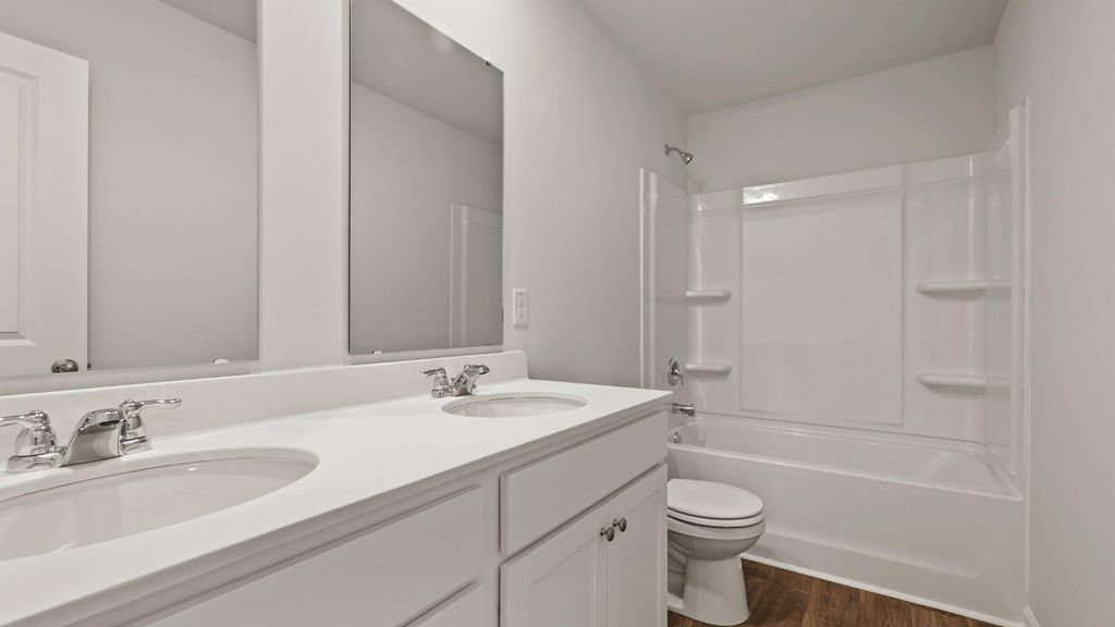 Image 24 of property listing at 904 Long Bluff Road, Summerville, SC 29486