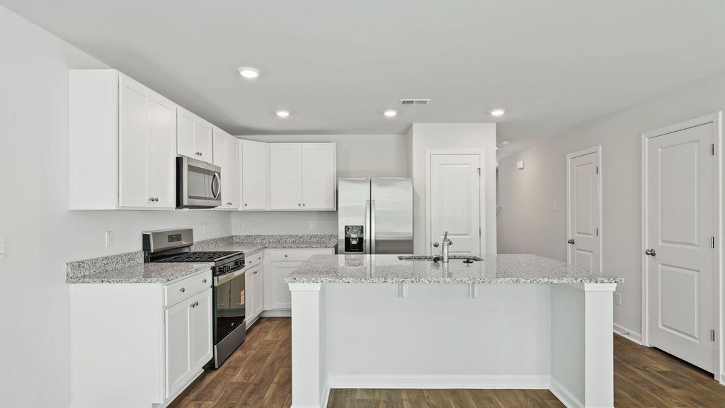 Image 4 of property listing at 904 Long Bluff Road, Summerville, SC 29486