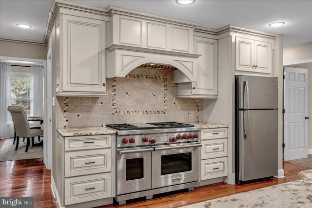 8 STONEHENGE DR, Medford, NJ 08055
