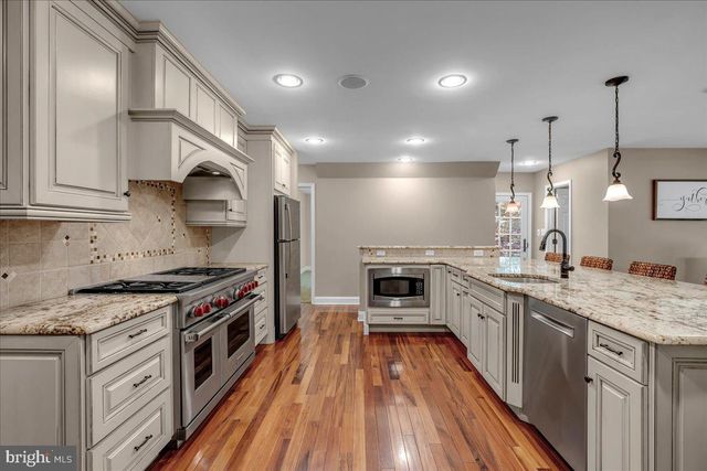 8 STONEHENGE DR, Medford, NJ 08055