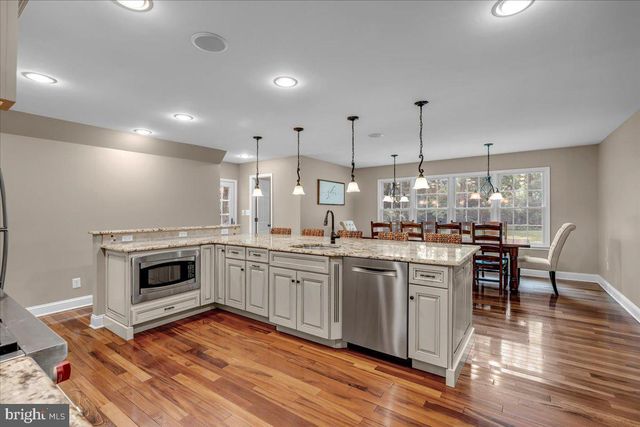 8 STONEHENGE DR, Medford, NJ 08055
