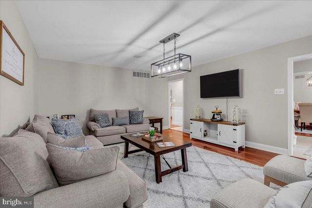 8 STONEHENGE DR, Medford, NJ 08055