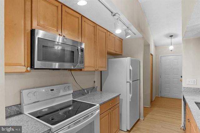 8406 RAINBOW BRIDGE LN, Springfield, VA 22153