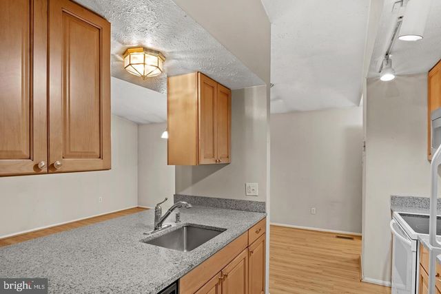 8406 RAINBOW BRIDGE LN, Springfield, VA 22153