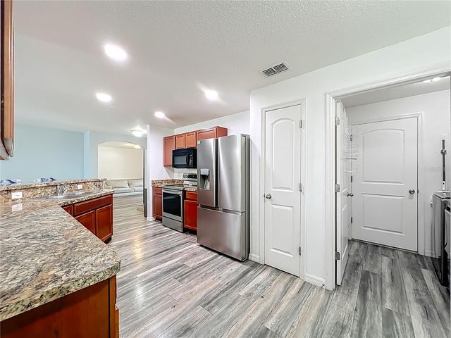 2395 BRACKNELL FOREST TRL, Tavares, FL 32778