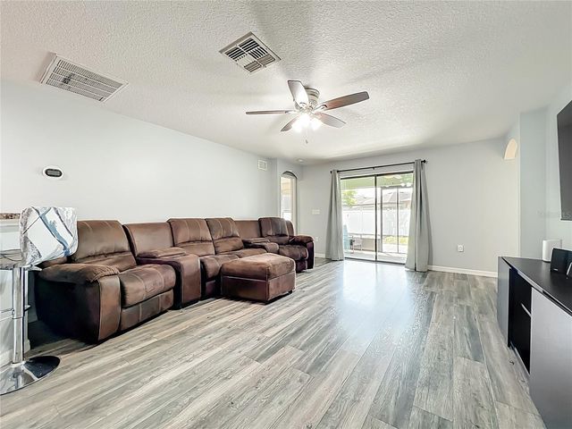 2395 BRACKNELL FOREST TRL, Tavares, FL 32778