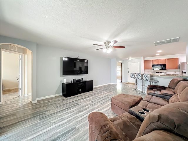 2395 BRACKNELL FOREST TRL, Tavares, FL 32778