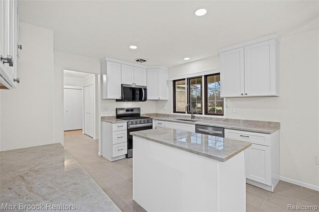 28977 Lake Park Dr. Drive, Farmington, MI 48331