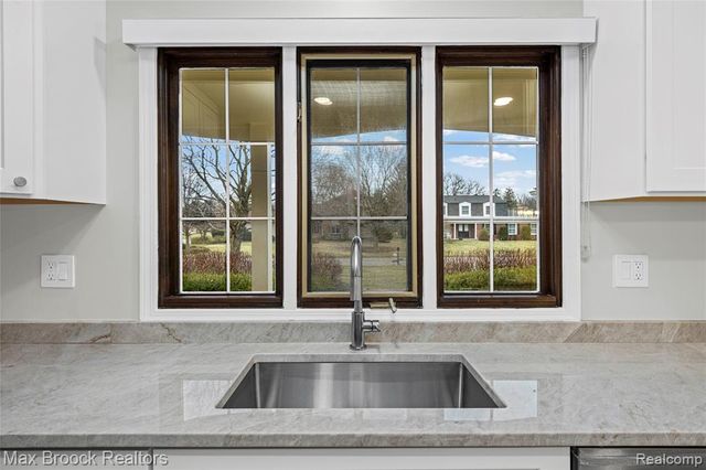 28977 Lake Park Dr. Drive, Farmington, MI 48331