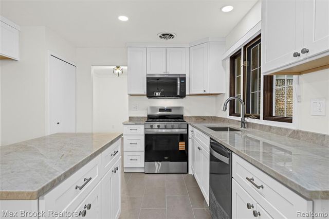 28977 Lake Park Dr. Drive, Farmington, MI 48331