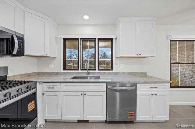 28977 Lake Park Dr. Drive, Farmington, MI 48331