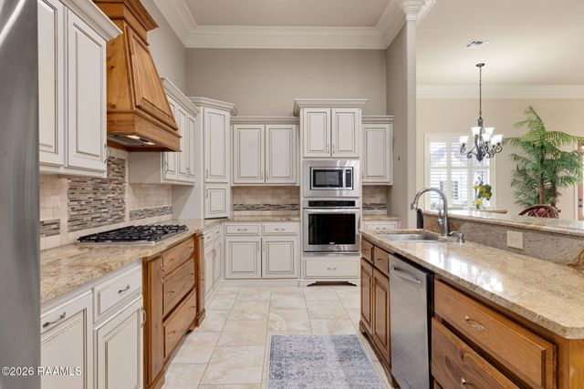 100 Fernridge Drive, Lafayette, LA 70508