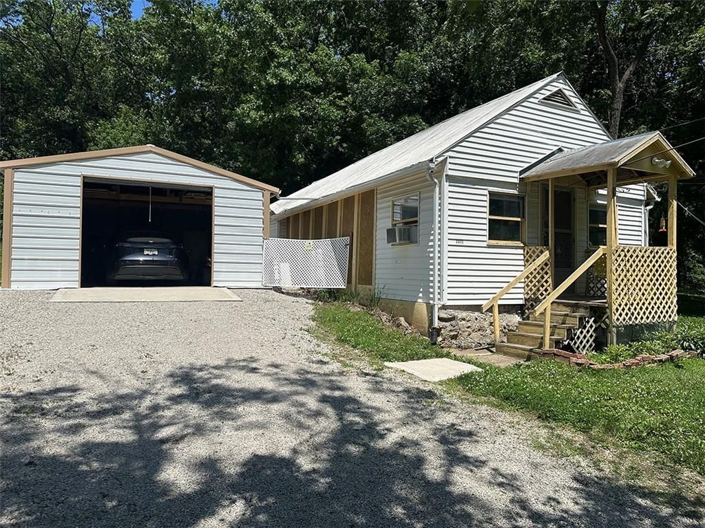 2332 Park Lane, Oak Grove, MO 64075
