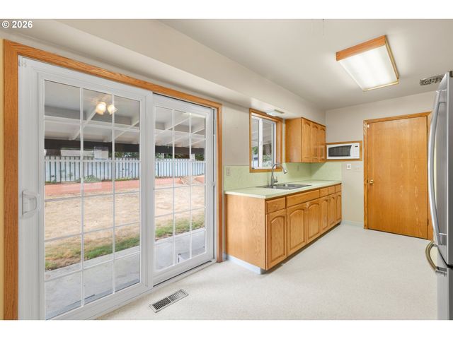 807 Se 169TH Dr, Portland, OR 97233